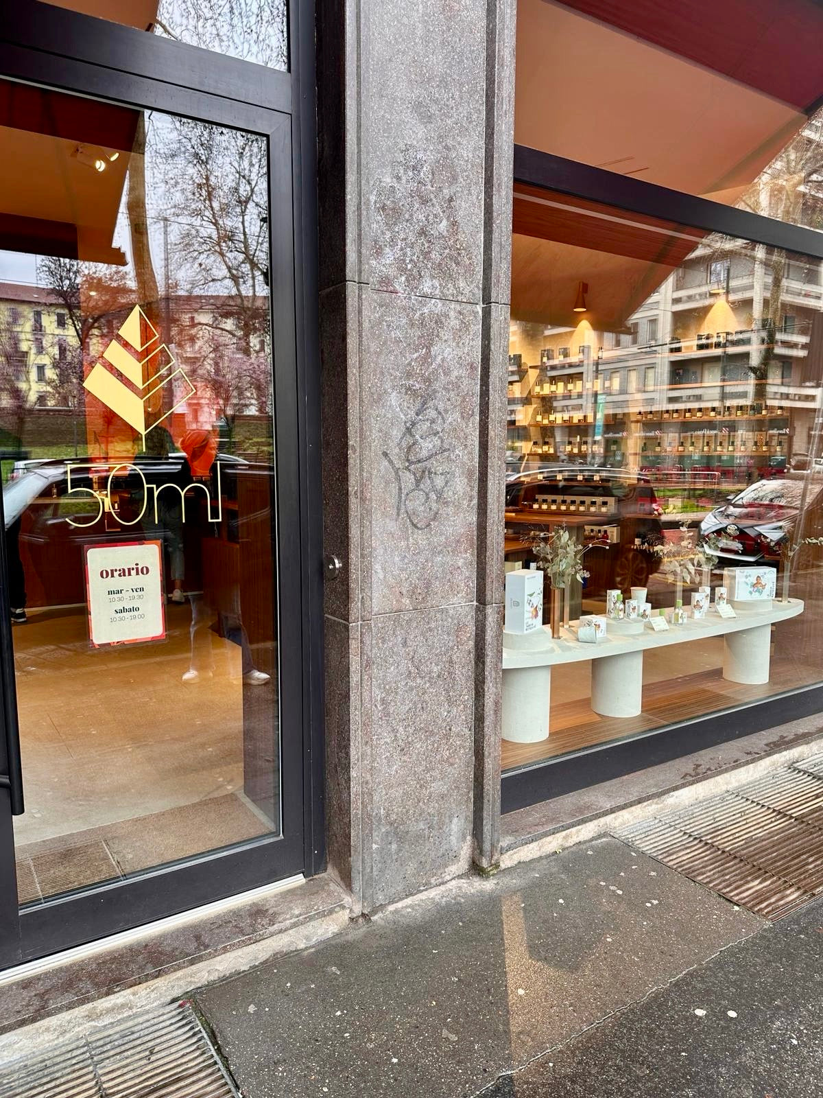 Vitrine du magasin 50ml , on peux voir des parfum du Jardin Retrouvé