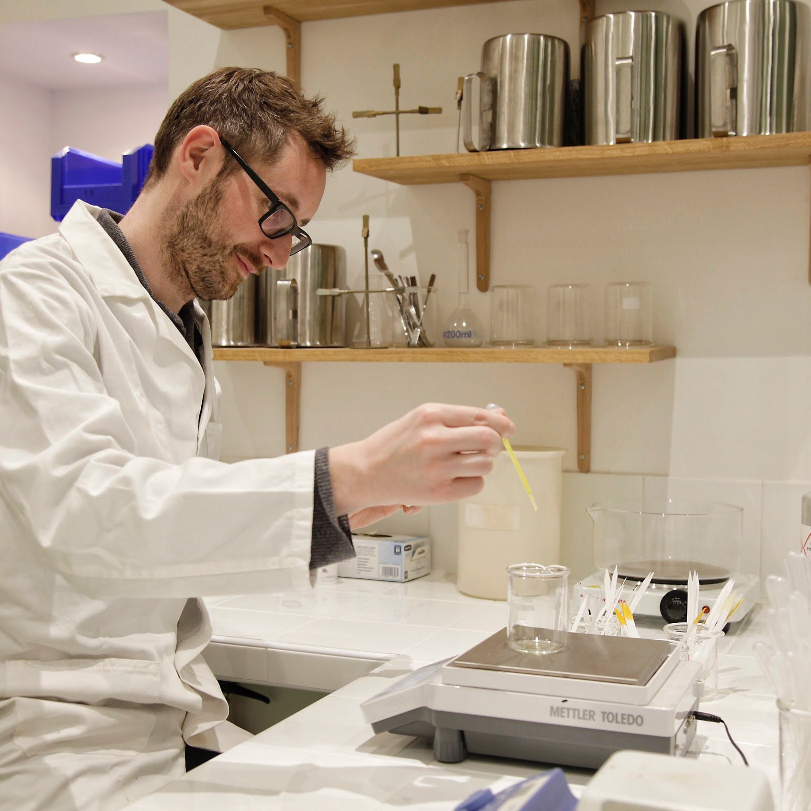 Maxense Moutte entrain de faire Violette Kew dans sont laboratoire