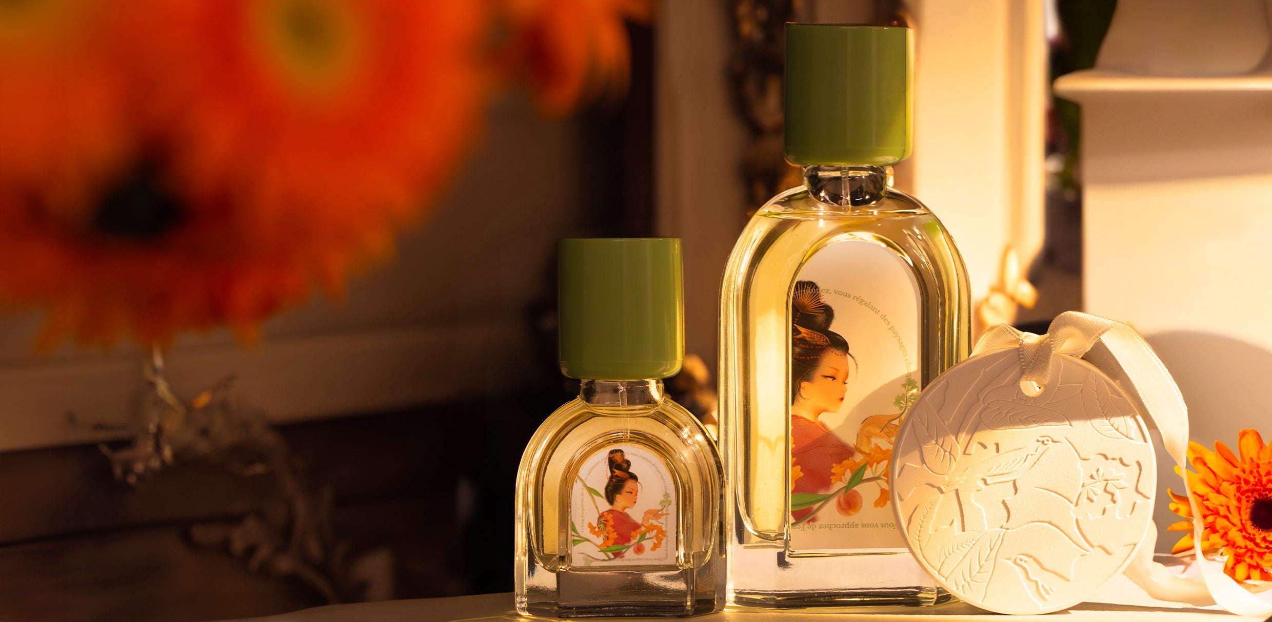 L'Osmanthe Liu Yuan 15 et 50 ml avec le porte bonheur du Jardin Retrouvé - dans une atmosphere chaleureuse.