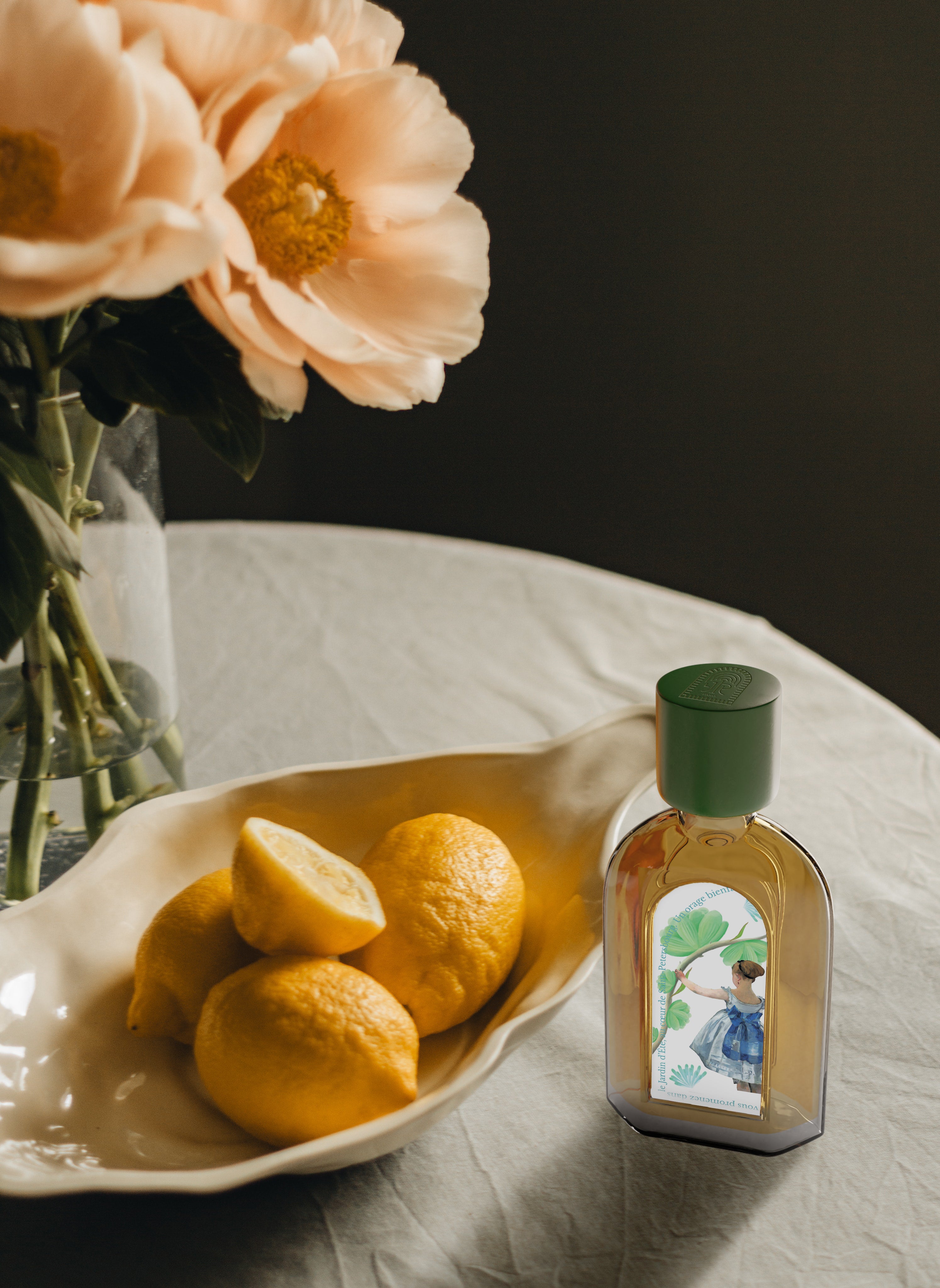 Verveine d'été 50ml du Jardin Retrouvé - sur une table prêt de citrons et de fleur