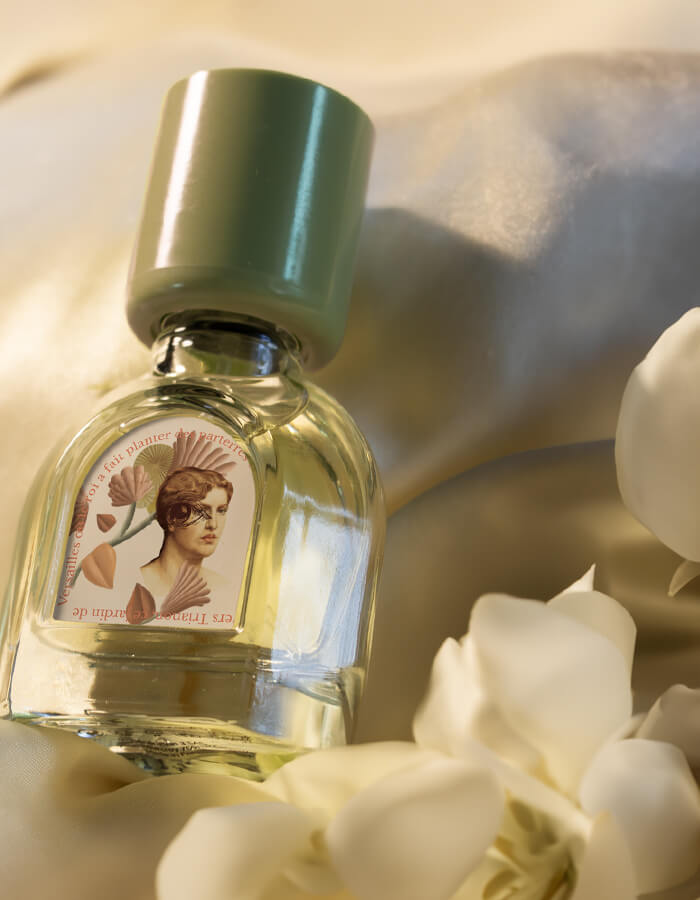 Parfum Tubéreuse Trianon du Jardin Retrouvé - Sur un drap, entourer de fleur Tubéreuse. Sentiment de bien-être.